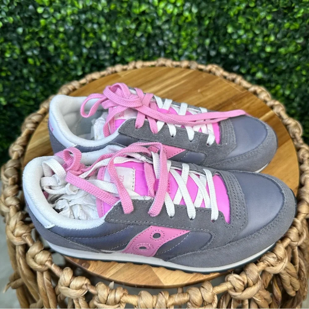 New‎ in box girls Saucony Pink and Gray Kids Sneakers size 2
